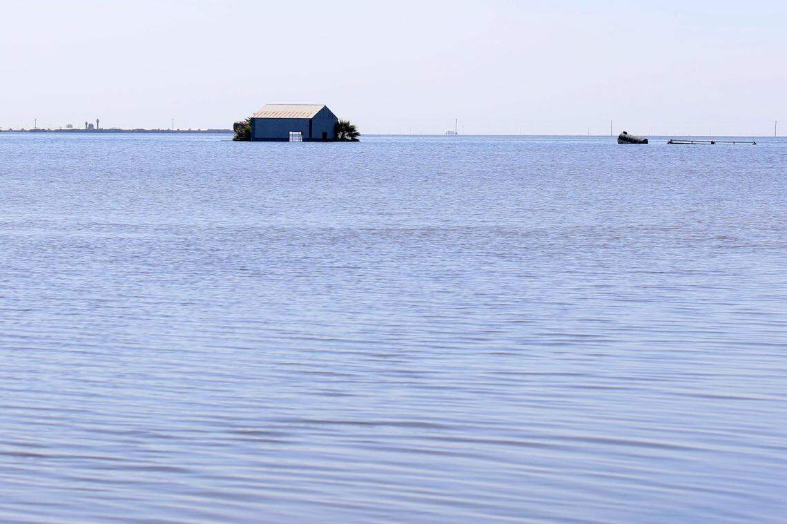 Una estructura agrícola se ve cerca de 6th Avenue alrededor de una milla al sur de Quebec Avenue, en el sur de la ciudad de Corcoran, donde las inundaciones están volviendo a crear el antiguo lago Tulare. Fotografiado el jueves 6 de abril de 2023 al sur de Corcoran, California.
