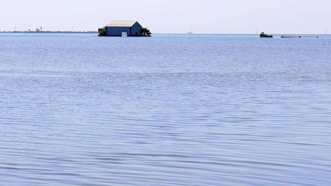 Una estructura agrícola se ve cerca de 6th Avenue alrededor de una milla al sur de Quebec Avenue al sur de la ciudad de Corcoran, donde las inundaciones están recreando el antiguo lago Tulare. Fotografía del jueves 6 de abril de 2023, al sur de Corcoran, California.