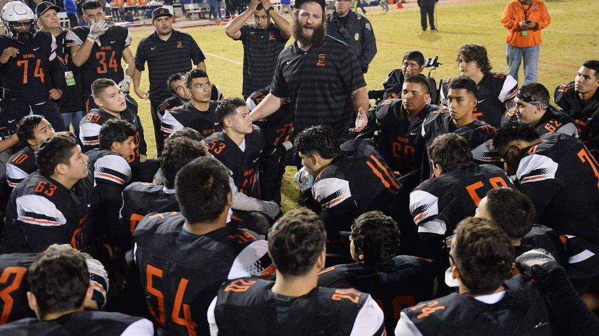 Matt Logue talks to his Selma High players on Friday, Dec. 9, 2016. Logue was hired to be the Sanger head football coach on Friday, Dec. 17, 2021.