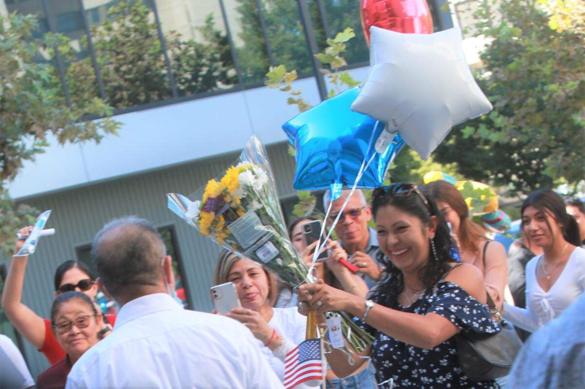 La familia de José Guadalupe Quezada Sandoval lo esperaba con entusiasmo al salir de la oficina de USCIS en Fresno el jueves 21 de julio después de convertirse en uno nuevo ciudadano estadounidense.