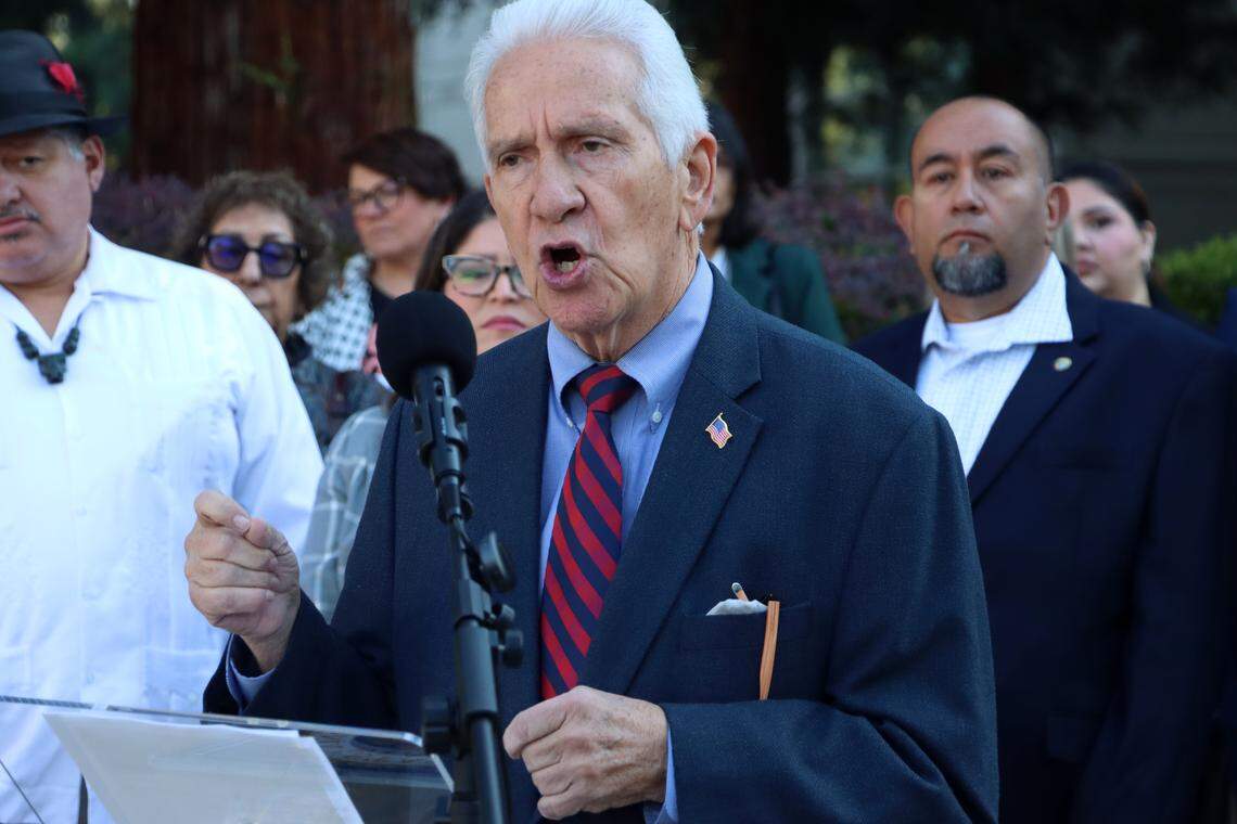Rep. Jim Costa, D-Fresno, criticó el sistema migratorio roto por los recientes arrestos de ICE de dos madres del Valle Central que ahora están detenidas en un centro de California City. Costa habló en una conferencia de prensa el 17 de oct., 2025 frente al tribunal federal del centro de Fresno.