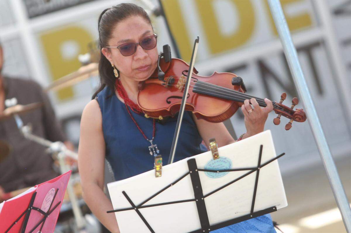 Patricia García López miembro de la banda mixteca Pasatono Orquesta. Pasatono se presentó el 13 de agosto en las instalaciones del Colegio Comunitario de Madera deleitando a los presentes con su música durante el primer Foro de Comunidades Indígenas mexicanas en el Exterior organizado por el Consulado de México en Fresno. Ellos compartieron la riqueza cultural de los pueblos indígenas mexicanos a través de su música.