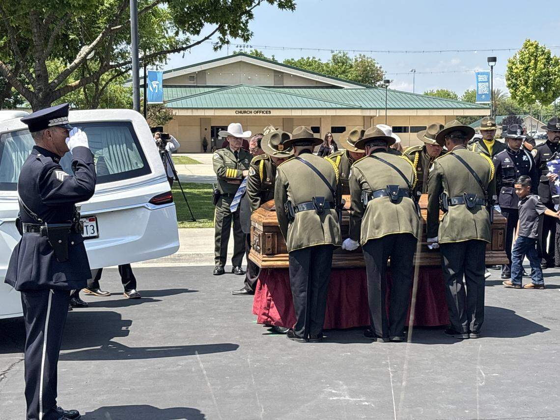 Familia, fuerzas del orden y la comunidad se reunieron el martes 28 de abril de 2026 en Visalia para recordar el servicio y el sacrificio del agente Randy Hoppert del Condado de Tulare, tras la emboscada fatal de abril en el norte de Porterville.