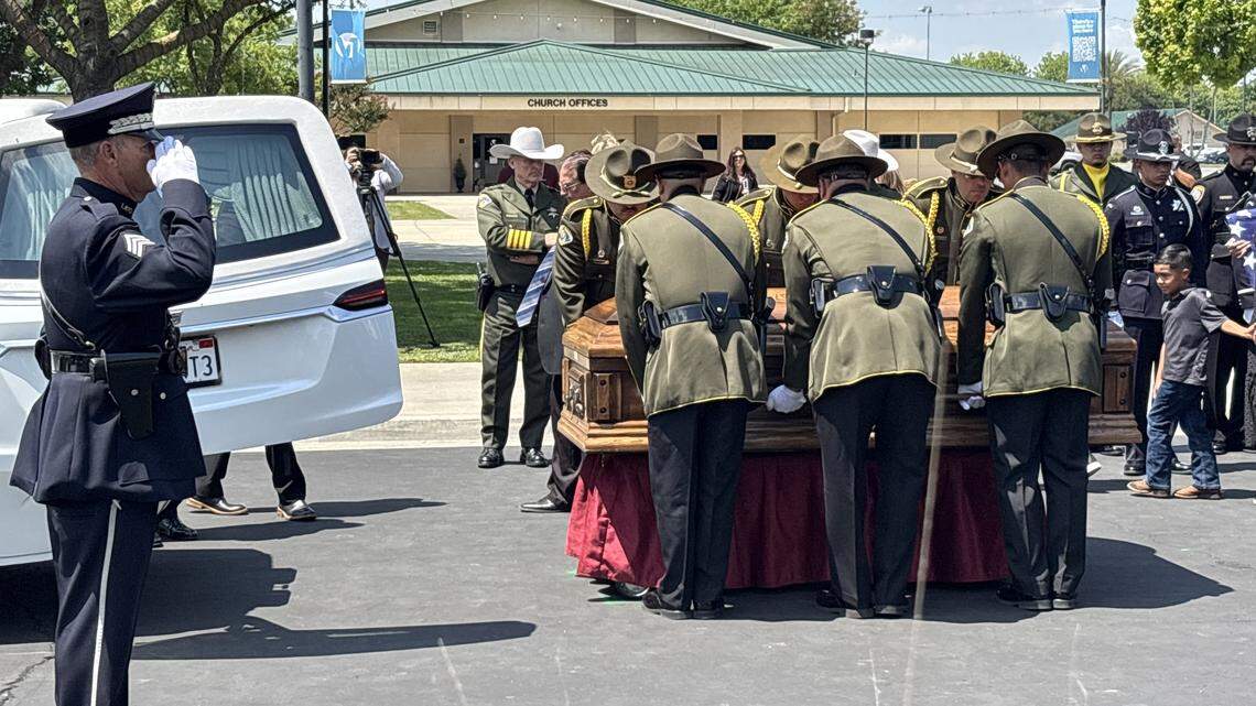Agente del condado de Tulare recordado como héroe en un servicio conmemorativo. “El hombre más valiente que he conocido”