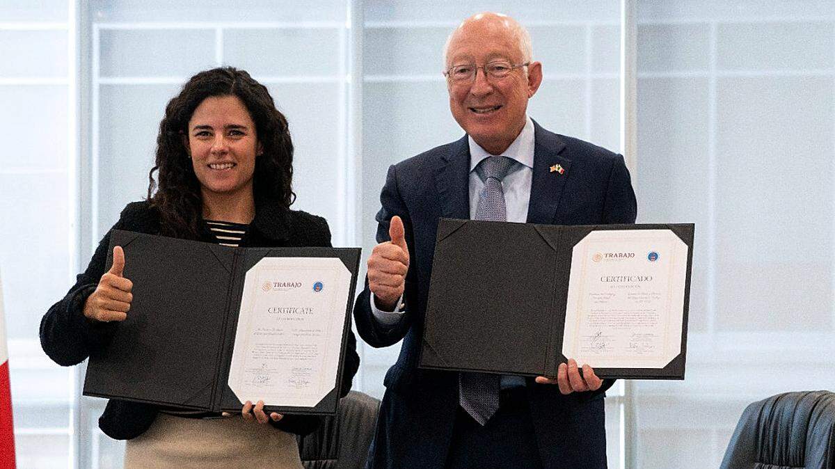MEX9734. CIUDAD DE MÉXICO (MÉXICO), 14/03/2023.- Fotografía cedida hoy por la secretaria del Trabajo y Previsión Social (STPS) de su titular Luisa María Alcalde (i) y el embajador de Estados Unidos en México Ken Salazar (d), durante una reunión en Ciudad de México (México). Los gobierno de México y Estados Unidos firmaron este martes un acuerdo para que los migrantes mexicanos que trabajaron en aquel país puedan recuperar salarios no pagados y que estaban adeudados cuando trabajaron en la Unión Americana. EFE/Secretaría del Trabajo y Previsión Social/SOLO USO EDITORIAL/SOLO DISPONIBLE PARA ILUSTRAR LA NOTICIA QUE ACOMPAÑA (CRÉDITO OBLIGATORIO) MEJOR CALIDAD POSIBLE