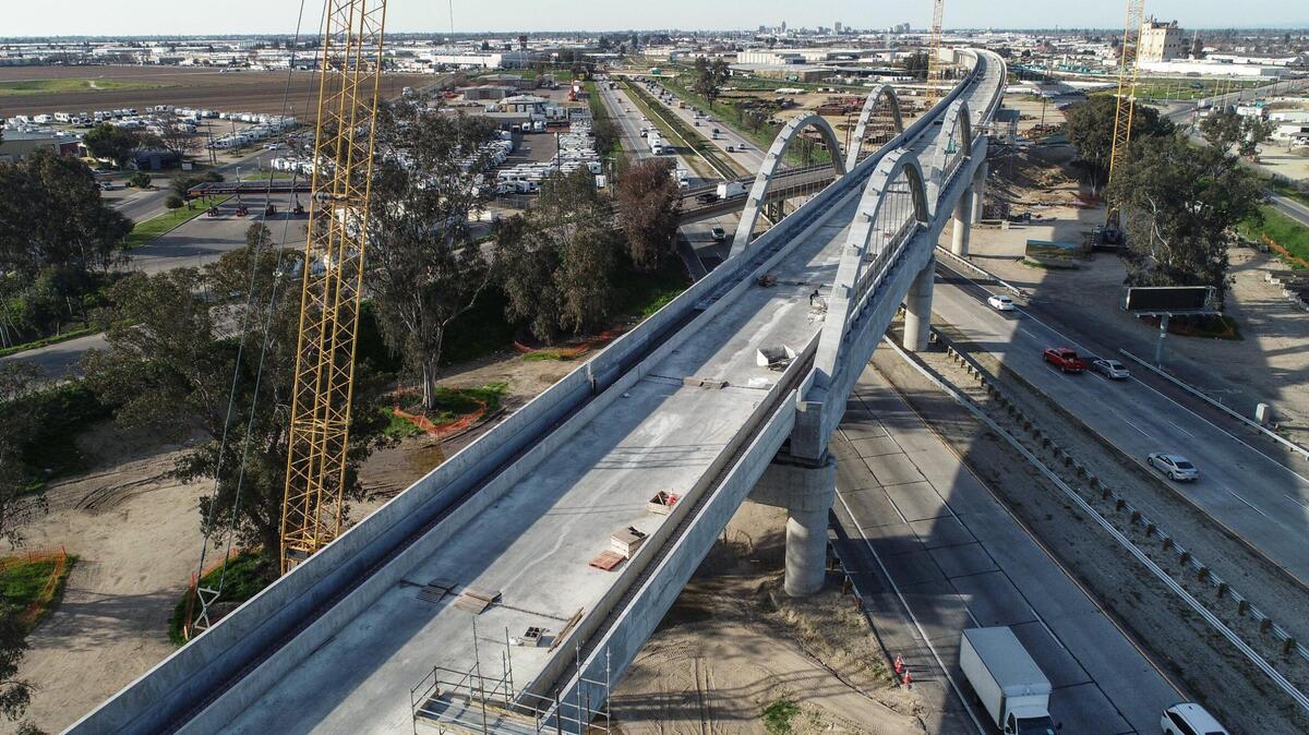 El viaducto de Cedar Avenue del proyecto de tren de alta velocidad de California cruza sobre la Highway 99 al sur de Fresno mientras aún está en construcción el viernes 17 de febrero de 2023.