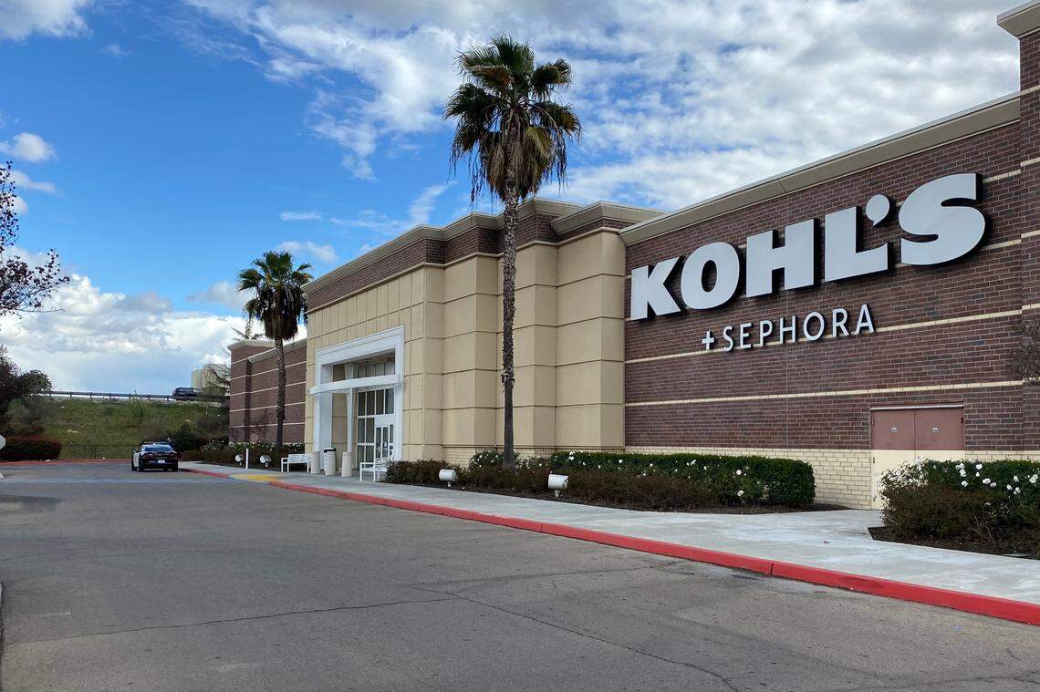 Multiple people entered the north Fresno Kohl’s location around 1 p.m. Tuesday, Feb. 22, 20122, and grabbed fragrances, before running out to multiple cars and fleeing the parking lot, police said.