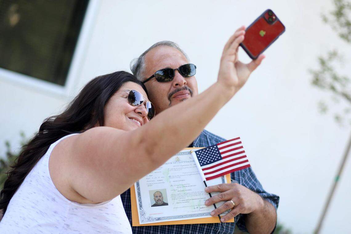 Daniel Rucobo (derecha) fue una de las personas del Valle que tomaron juramento a la bandera de los Estados Unidos durante una ceremonia de naturalización el 31 de mayo en la oficina del USCIS en Fresno.