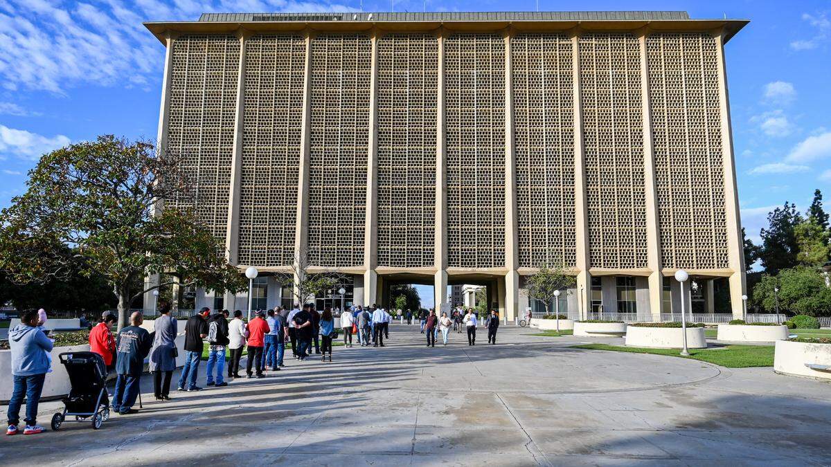 People wait in line to go through security before entering Fresno County Superior Court on Tuesday, Sept. 20, 2022. 