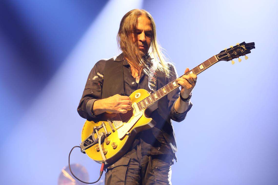 Sergio Vallín, guitarist of Maná, during their “Vivir sin Aire” tour at the Save Mart Center on Friday, November 28, 2025 in Fresno. | Sergio Vallín, guitarrista de Maná, durante su gira “Vivir sin Aire” en el Save Mart Center el viernes 28 de noviembre del 2025 en Fresno.