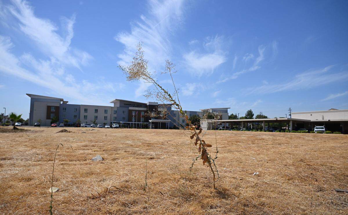 An empty field at the southwest corner of Shaw and Sylmar avenues will be developed as a Chik-fil-A, photographed Thursday, Aug. 21, 2025 in Clovis.