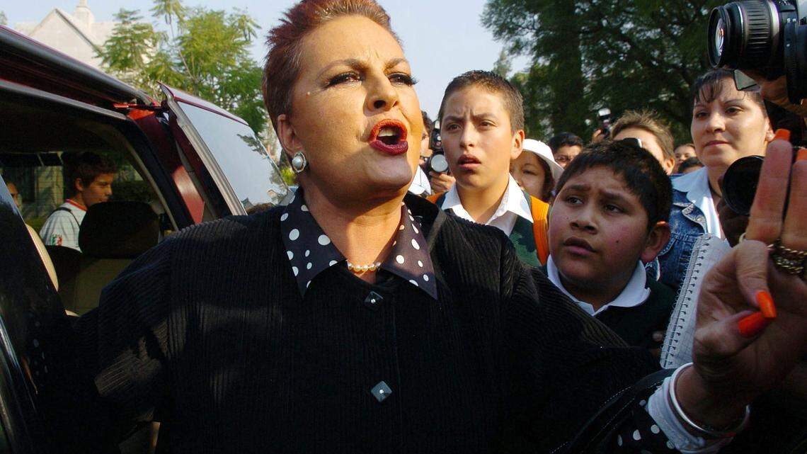 Fotografía de archivo fechada el 27 de noviembre 2006 de la conductora de televisión mexicana Talina Fernández mientras habla con la prensa en la Ciudad de México. La presentadora y conductora mexicana de radio y televisión falleció este miércoles a los 78 años en la Ciudad de México debido a complicaciones de salud, informaron familiares.