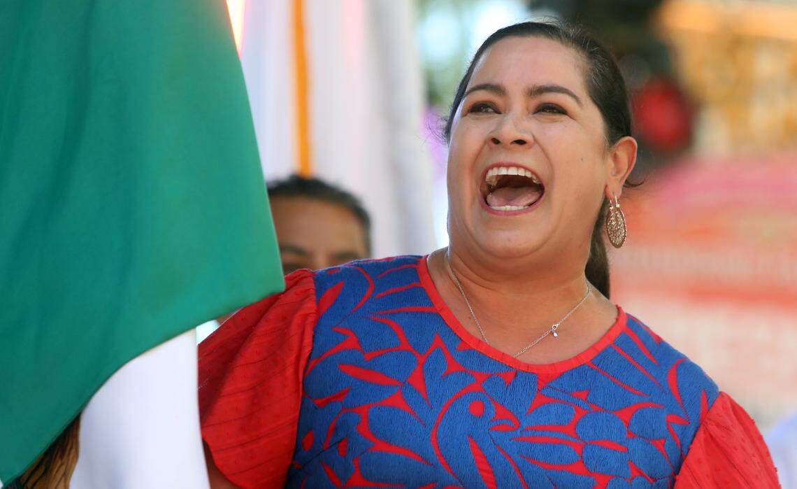Adriana González Carrillo, cónsul en jefe del Consulado de México en Fresno, lanza el tradicional "Grito de la Independencia" durante la celebración de las Fiestas Patrias en el centro de Fresno, el 24 de septiembre de 2023.