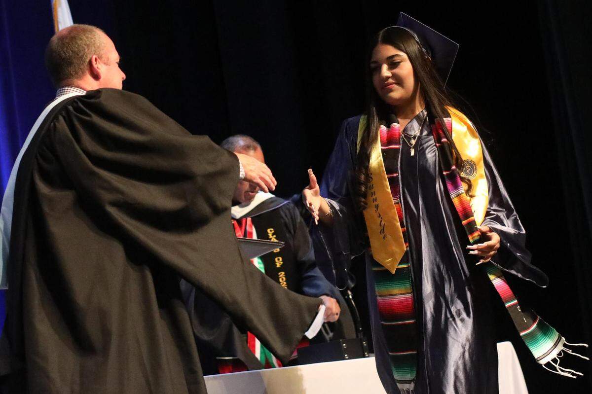 Una de los graduadas de Sunnyside High School que tomaron parte en la ceremonia de graduación de verano del Distrito Escolar Unificado de Fresno en el Audra McDonald Theater de Roosevelt High School, el viernes por la mañana.