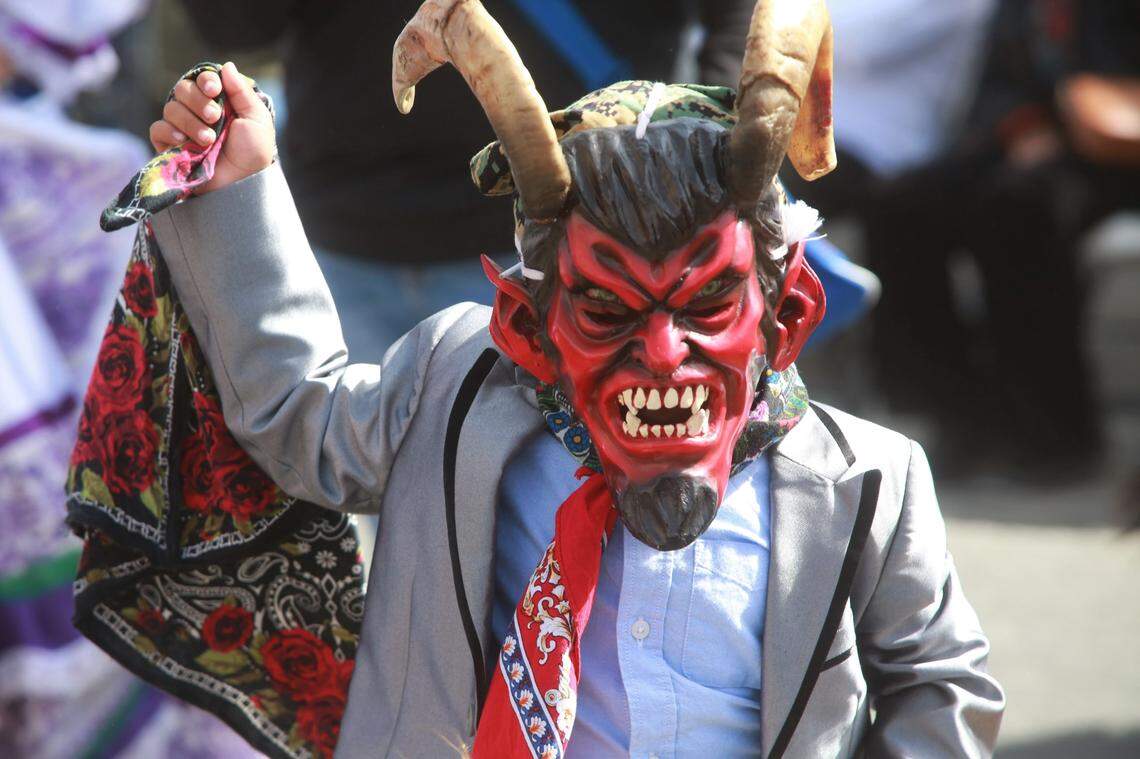 Aiden Montes León, con el grupo Mixteco Unidos durante La Danza de los Diablos en la novena celebración de Día de los Muertos organizada por Kings Cultural Center el 23 de octubre en la ciudad de Armona en el condado de Kings.