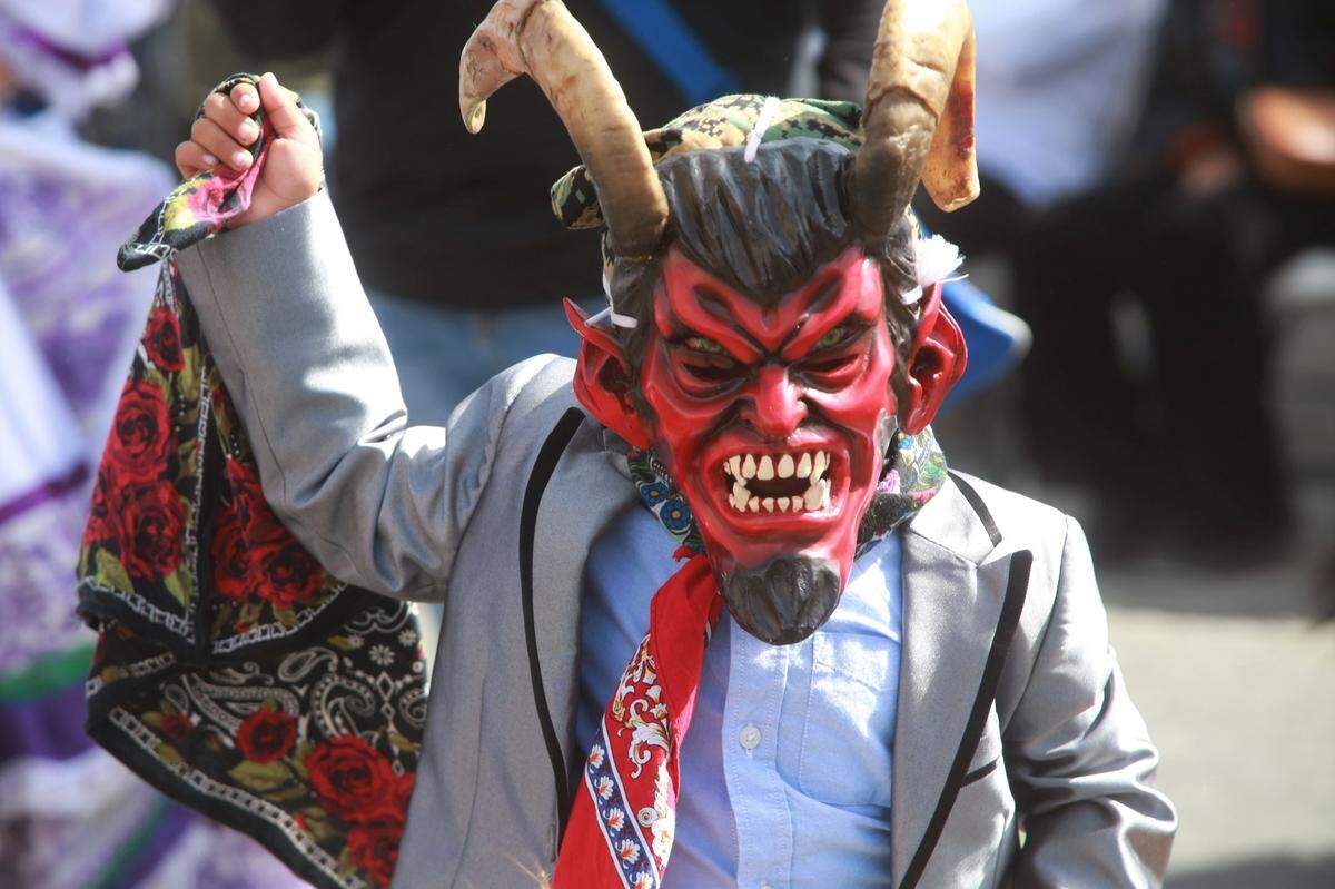 Aiden Montes León, con el grupo Mixteco Unidos durante La Danza de los Diablos en la novena celebración de Día de los Muertos organizada por Kings Cultural Center el 23 de octubre en la ciudad de Armona en el condado de Kings.