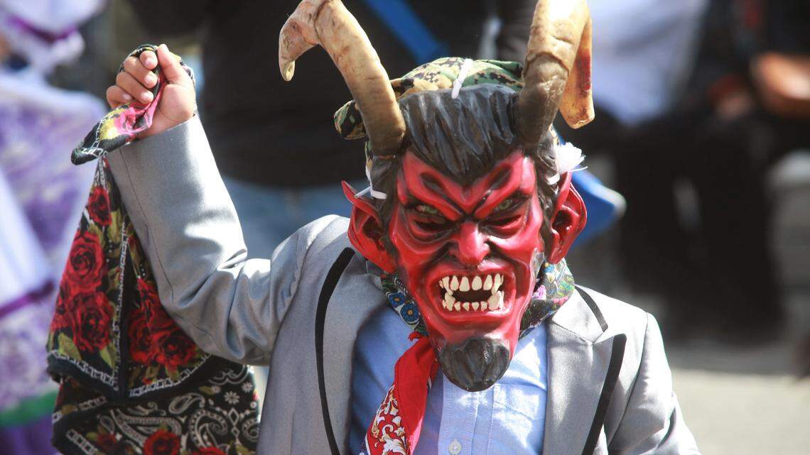 Aiden Montes León, con el grupo Mixteco Unidos durante La Danza de los Diablos en la novena celebración de Día de los Muertos organizada por Kings Cultural Center el 23 de octubre en la ciudad de Armona en el condado de Kings.