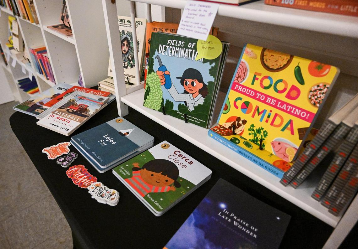 Libros latinos se exhiben en Judging by the Cover, una librería independiente en el Barrio Chino de Fresno.