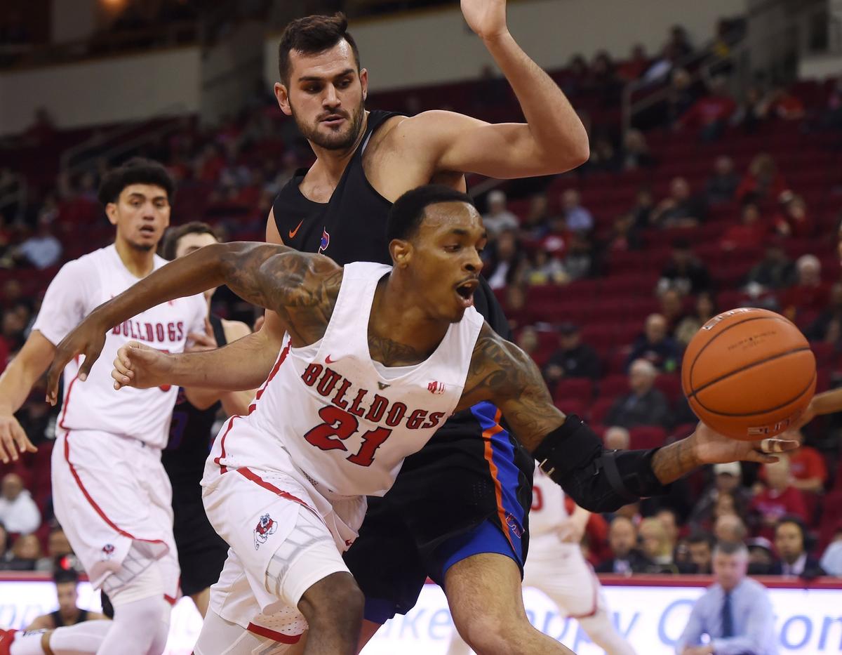 Fresno State’s Deshon Taylor tries to grab a loose ball with Boise State’s Zach Haney defending in the Bulldogs’ 65-63 victory over the Broncos Wednesday night, Feb. 13, 2019 in Fresno.