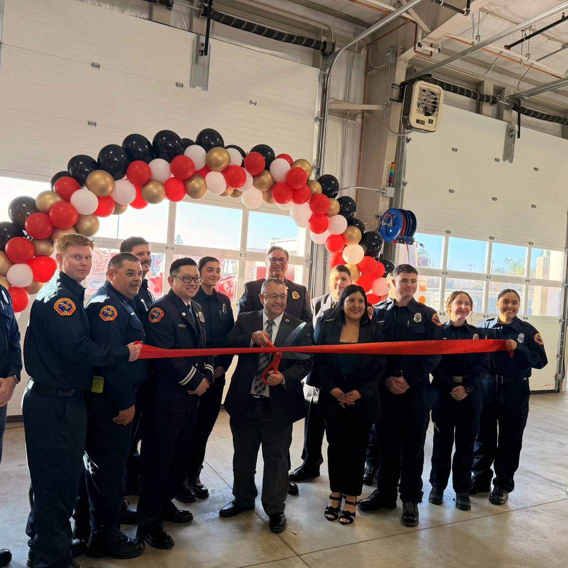 Senator Melissa Hurtado estuvo acompañada por líderes de la ciudad de Farmersville, Tulare County Supervisor Larry Micari, bomberos y familias de todo Tulare County para una ceremonia de corte de cinta el Jan. 16 en la nueva estación de la ciudad.