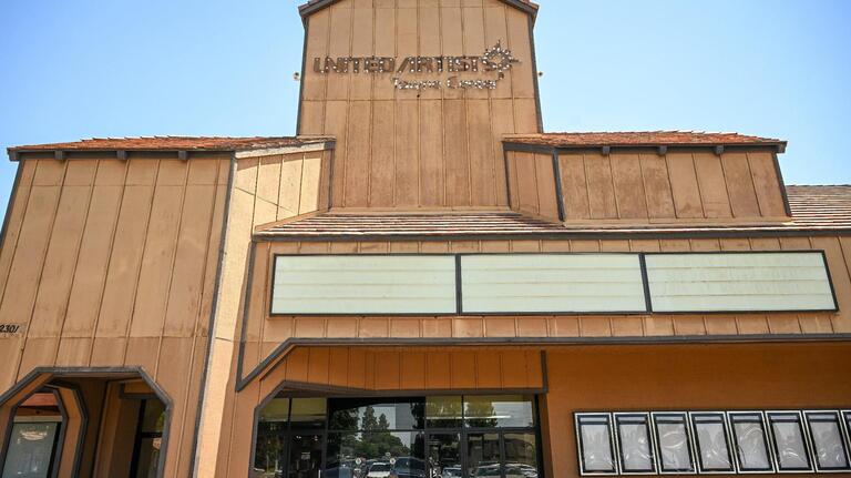 Clovis movie theater closes after 40 years. Remembering the last of its kind