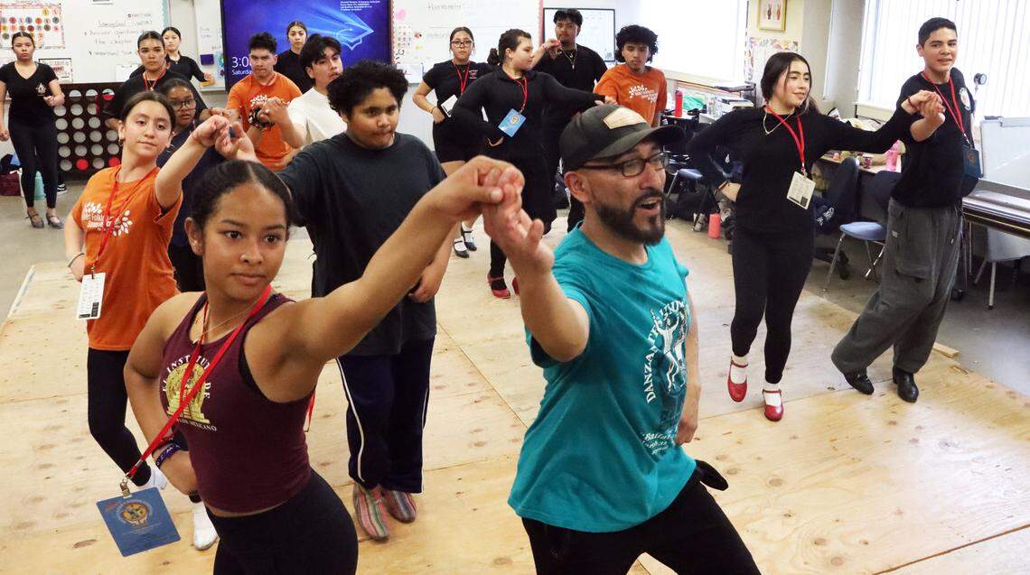 Horacio Heredia (con gorra) dirige un taller de danza folclórica en McLane High School el 23 de marzo de 2024. El evento formó parte de la edición 45 del Festival Danzantes Unidos.