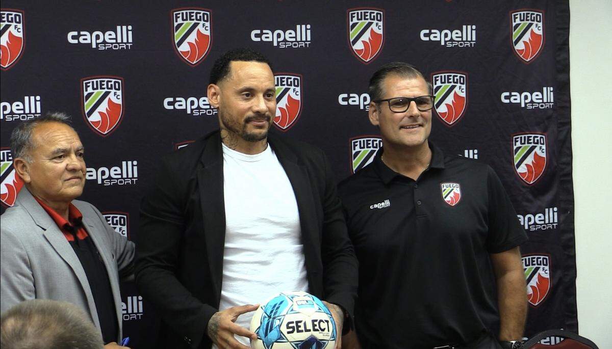 El entrenador del Central Valley Fuego FC, Jermaine Jones, en el centro, con el director deportivo del Fuego, Adam Smith, a la derecha, y el embajador de la marca, Alfredo Guzmán, el lunes 6 de noviembre de 2023.