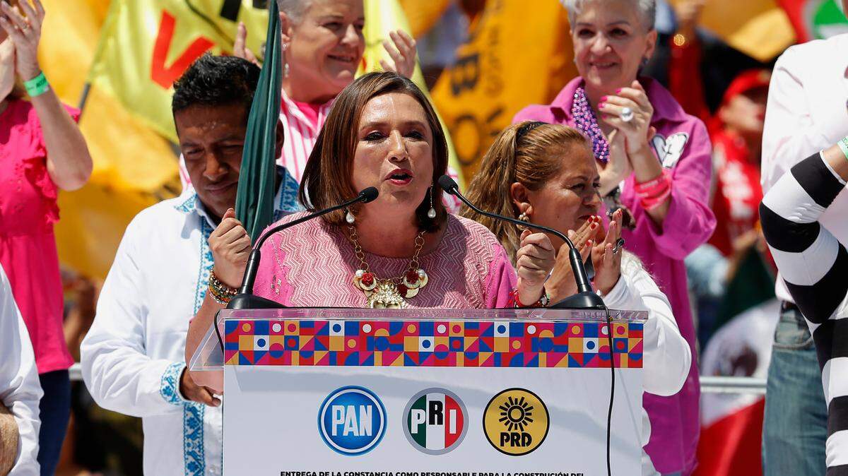 La coordinadora del Frente Amplio por México rumbo a la presidencia de 2024, Xóchitl Gálvez, habla a sus simpatizantes hoy, durante un acto en el monumento del Angel de la Independencia, en Ciudad de México.