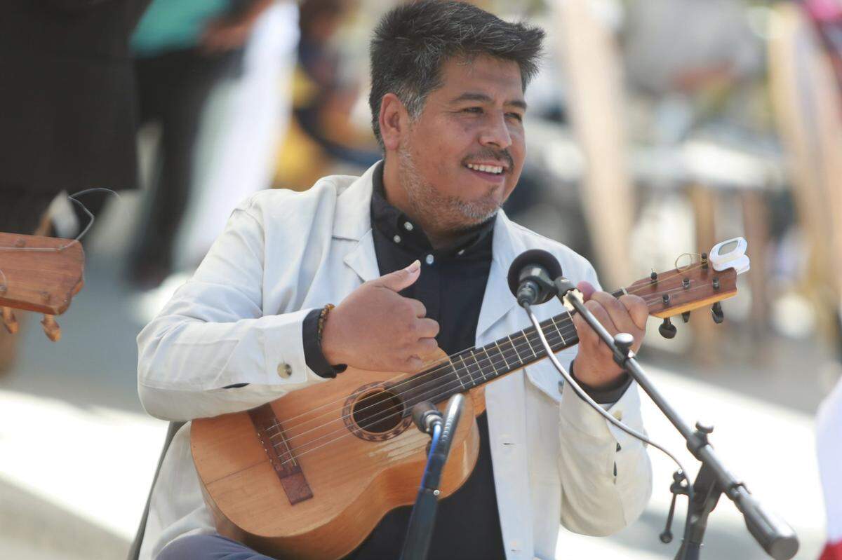 Edgar Serralde Mayer miembro de la banda mixteca Pasatono Orquesta. Pasatono se presentó el 13 de agosto en las instalaciones del Colegio Comunitario de Madera deleitando a los presentes con su música durante el primer Foro de Comunidades Indígenas mexicanas en el Exterior organizado por el Consulado de México en Fresno. Ellos compartieron la riqueza cultural de los pueblos indígenas mexicanos a través de su música.