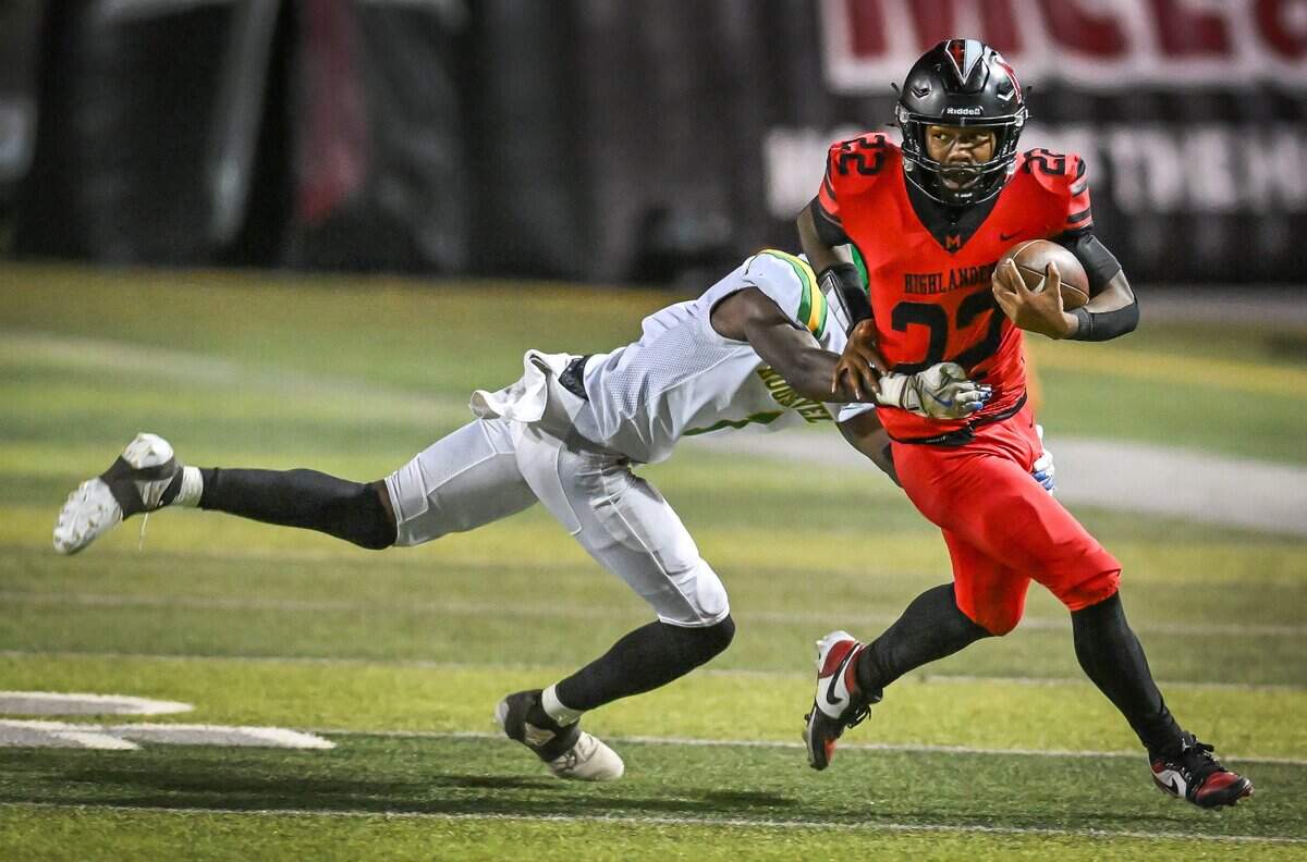 McLane's Dimareea Banks, right, tries to break free from Roosevelt's Brian Roberson on a run during their North Yosemite League showdown at McLane Stadium on Thursday, Oct. 9, 2025.