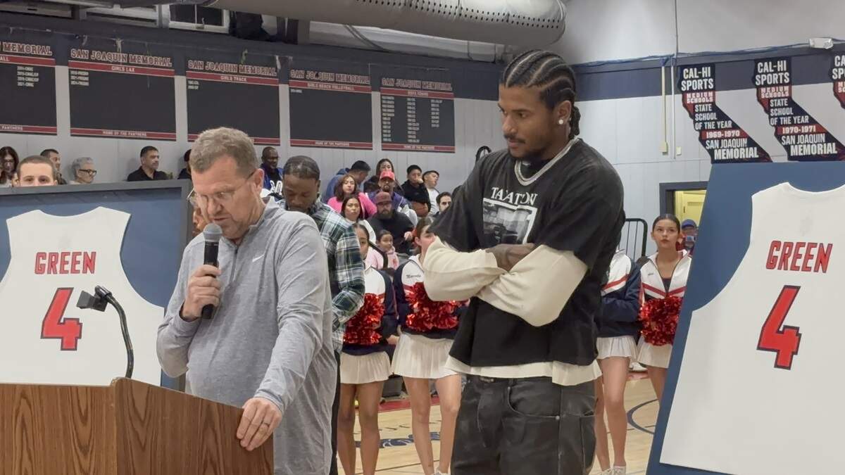 San Joaquin Memorial basketball coach Brad Roznovsky reads off what he has to say about Jalen Green.