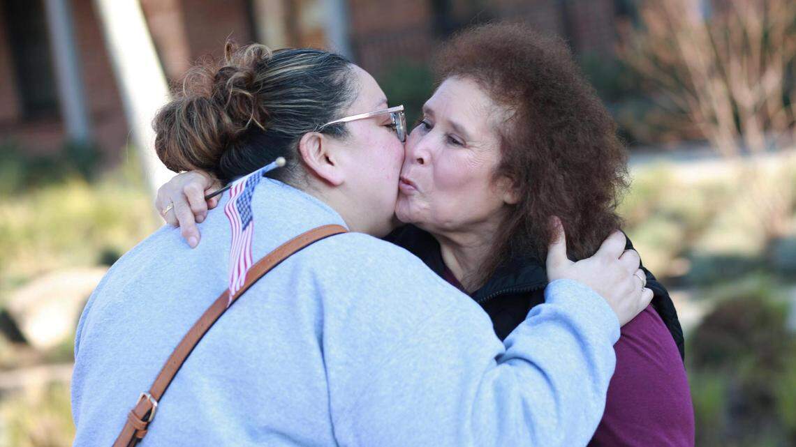 Acela Martínez de Vásquez, de Jalisco, México recibe un abrazo de su hija Claudia Vásquez después de tomar juramento a la bandera de los Estados Unidos durante una ceremonia de naturalización el martes, 24 de enero en las oficinas del Servicios de Inmigración y Ciudadanía de los Estados Unidos en Fresno.