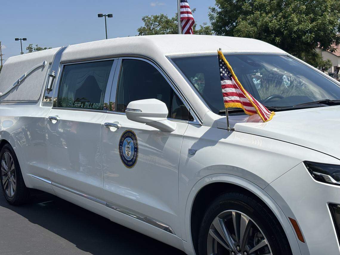 Familia, fuerzas del orden y la comunidad se reunieron el martes 28 de abril de 2026 en Visalia para recordar el servicio y el sacrificio del agente Randy Hoppert del Condado de Tulare, tras la emboscada fatal de abril en el norte de Porterville.