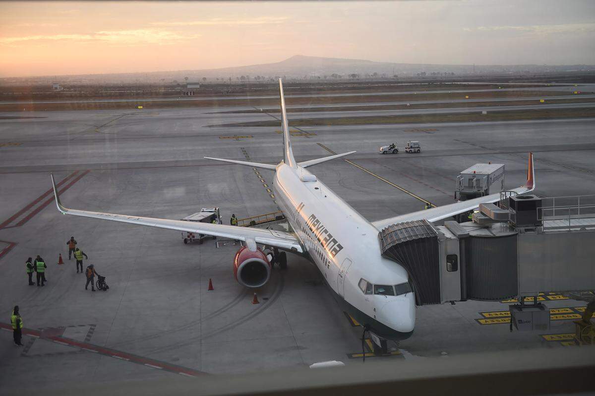 Photograph of a plane from the Mexicana de Aviación airline which resumed flying on Dec. 26, 2023.