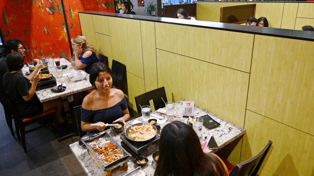 Aunque los tabiques de J Pot Mini Hot Pot &amp; Bar facilitaban las conversaciones, el suelo duro, las paredes y el techo alto podían dificultar las interacciones.