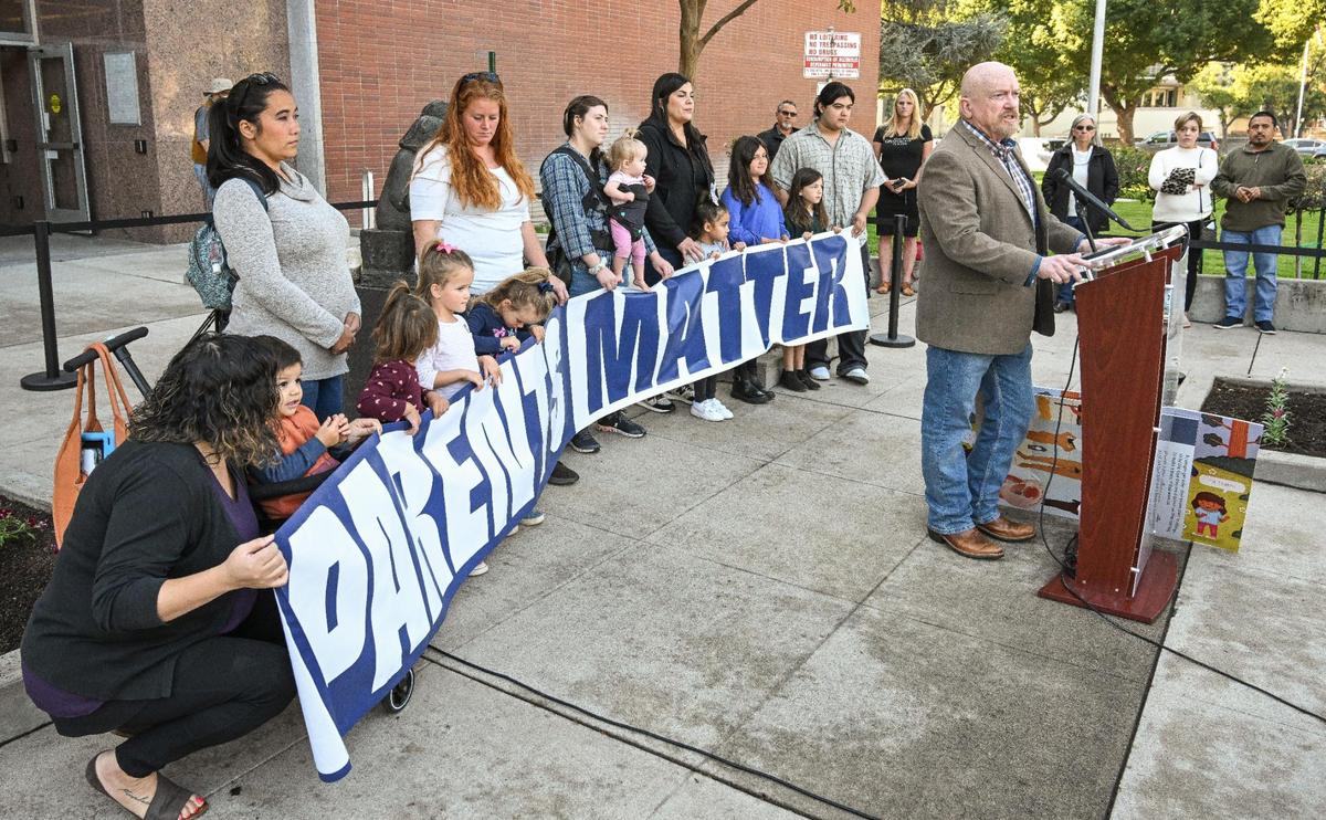 El supervisor del Condado de Fresno Steve Brandau habla durante una rueda de prensa en la que propone su Ley los Padres Importan, que presentará a la Junta de Supervisores para mantener los libros sexualmente explícitos y de identidad de género fuera de la sección infantil de las bibliotecas del Condado de Fresno, en la Biblioteca Central de Fresno, el jueves 2 de noviembre de 2023.