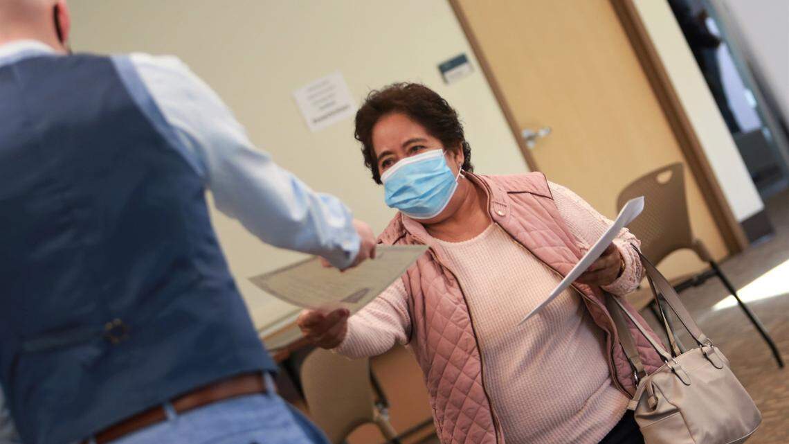 María Socorro Torres, de 66 años, originaria de Puruándiro, Michoacán, México y vive en Hanford, estuvo entre los 152 residentes en el Valle Central que se convirtieron en nuevos ciudadanos americanos el jueves (21 de octubre) en la oficia del Servicio de Ciudadanía e Inmigración de Estados Unidos (USCIS) en Fresno.