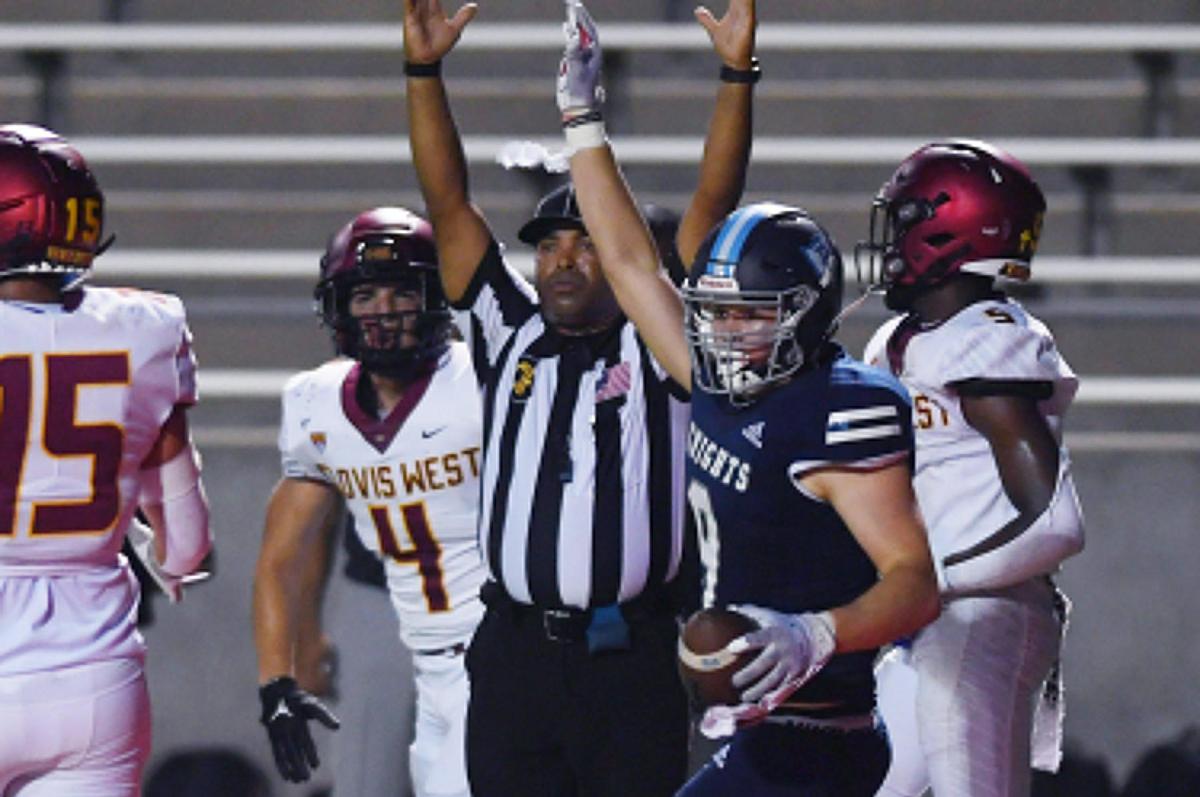 Bullard’s Joshua Stubblefield scores a touchdown against Clovis West in first quarter action Friday, Sept. 9, 2022 in Fresno.
