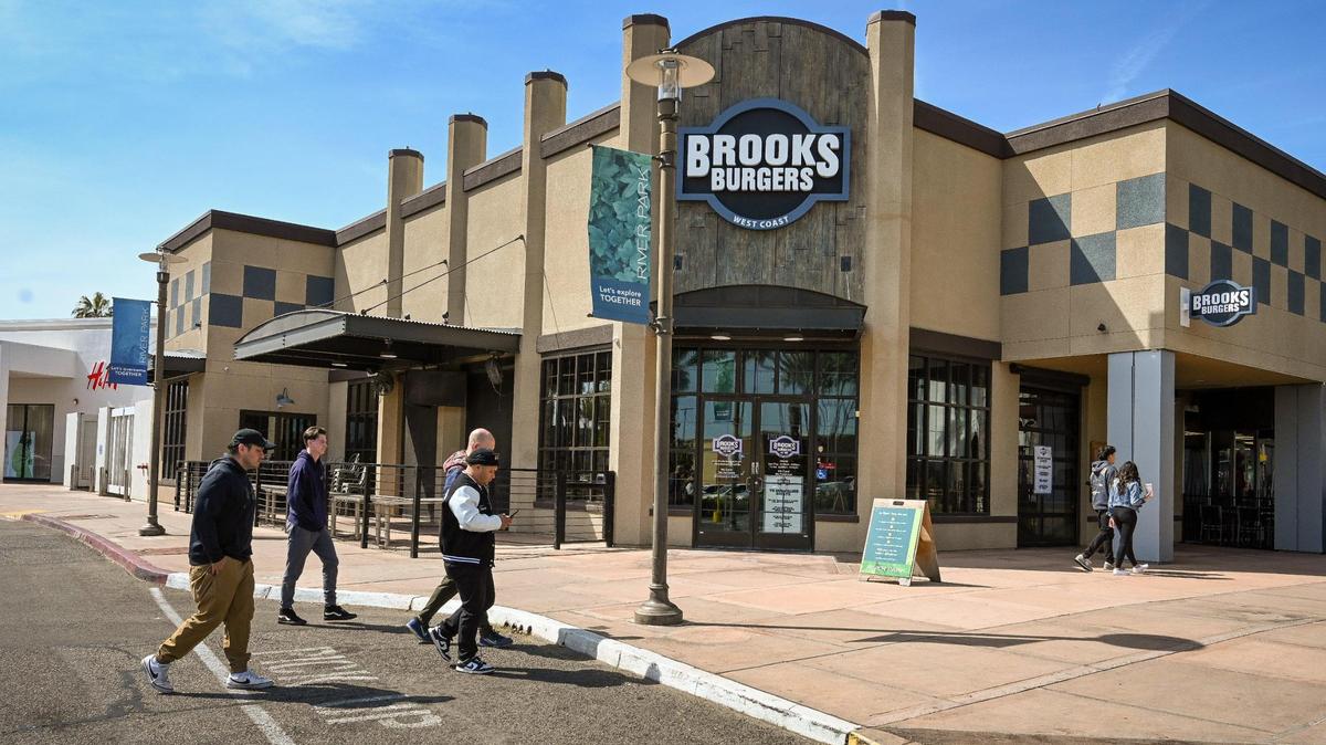 The former Brooks Burgers spot in River Park will become a sushi restaurant, opening in a few weeks.
