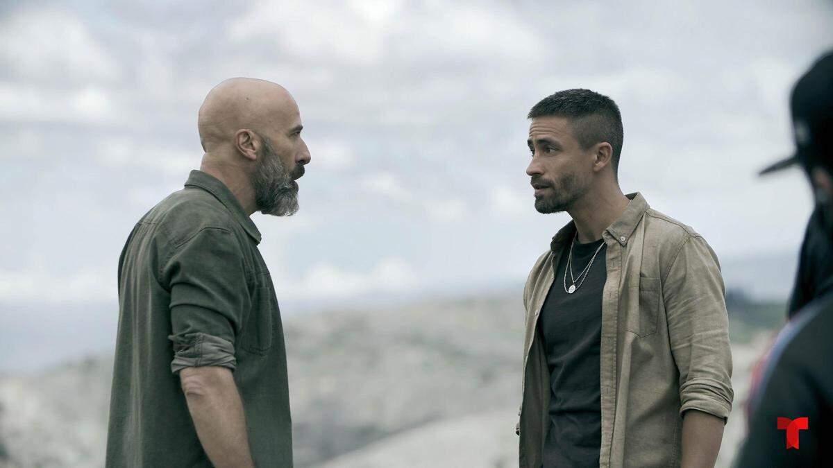 Los actores Antonio Gil (izquierda) y Tiago Correa (derecha) en una escena de La Reina del Sur 3.
