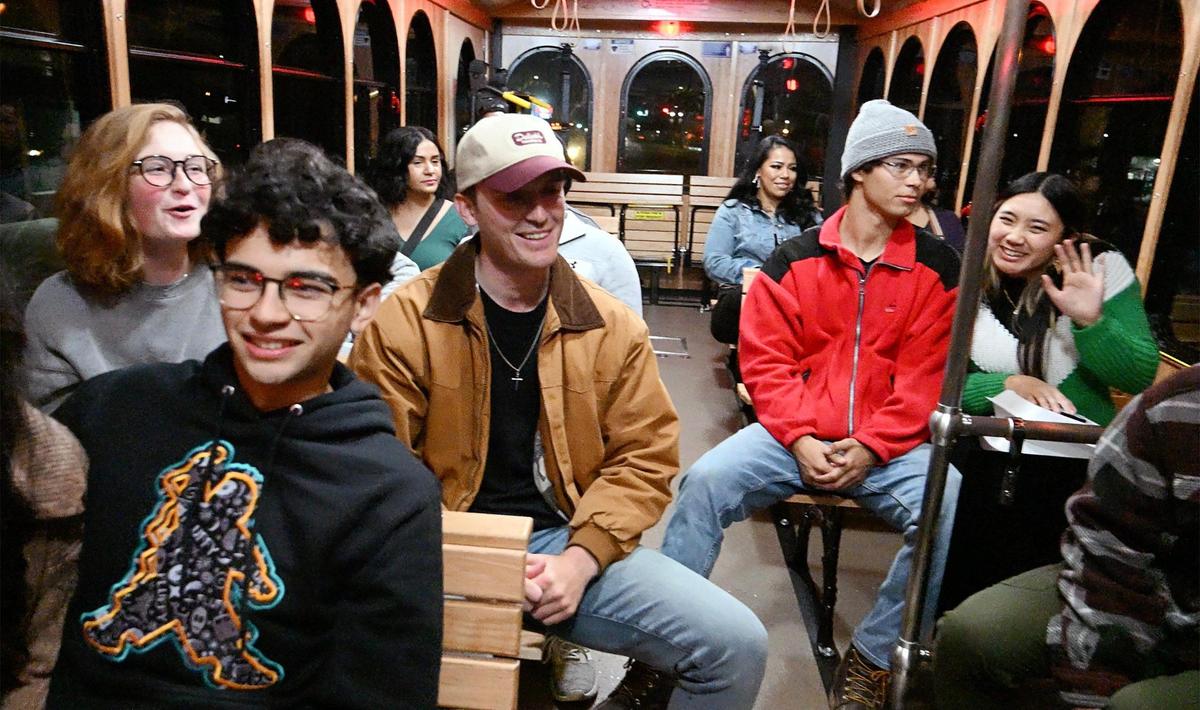 Pasajeros viajan en el nuevo servicio gratuito de tranvía FresnoHOP de la ciudad de Fresno desde el Campus Pointe de Fresno State hasta el Tower District y el Brewery District, la noche del viernes  10 de noviembre de 2023, en Fresno.