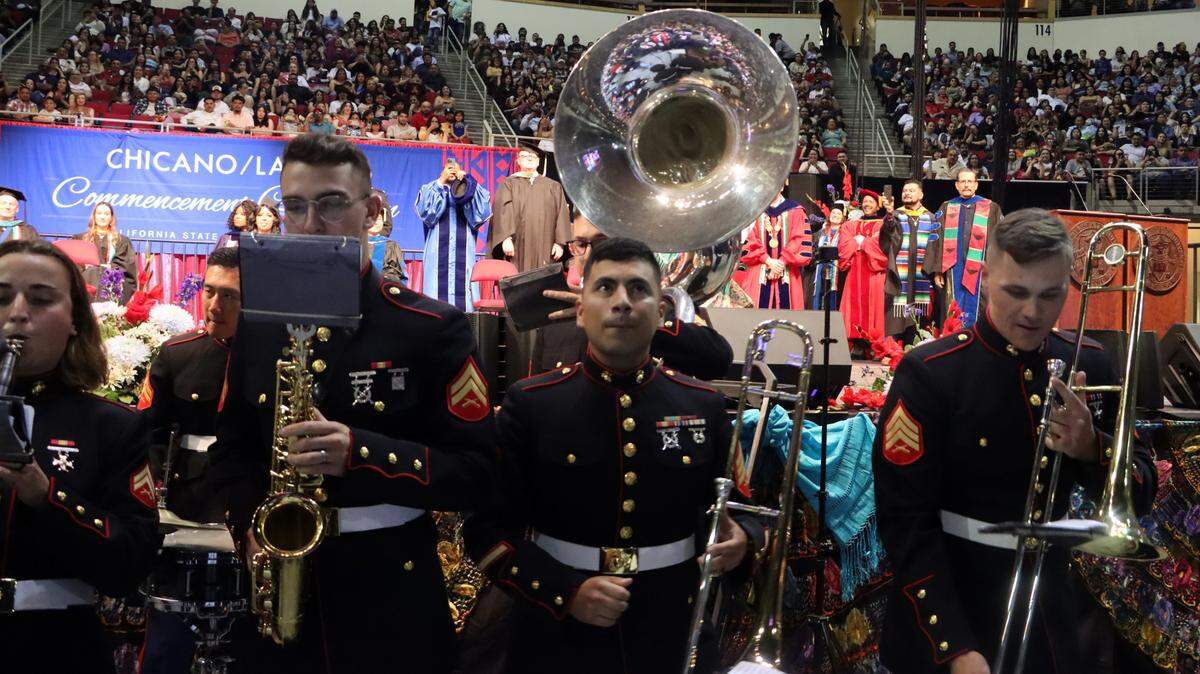 Banda de la Infantería de Marina de Estados Unidos de San Diego toca la canción mexicana 'El Toro Mambo' durante la Celebración 48 de Graduación Chicana/Latina de Fresno State en el Save Mart Center,  el 18 de mayo de 2024.
