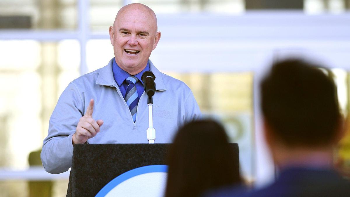 El superintendente de Fresno Unified, Bob Nelson, en una rueda de prensa en 2021. Dejará el cargo en julio.