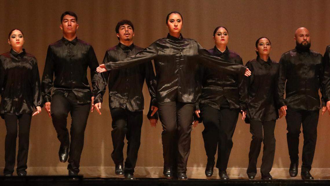 La Compañía Danza del Sol interpretó danzas veracruzanas en el Festival Danzantes Unidos, el 23 de marzo de 2024 en el Warnors Theatre.