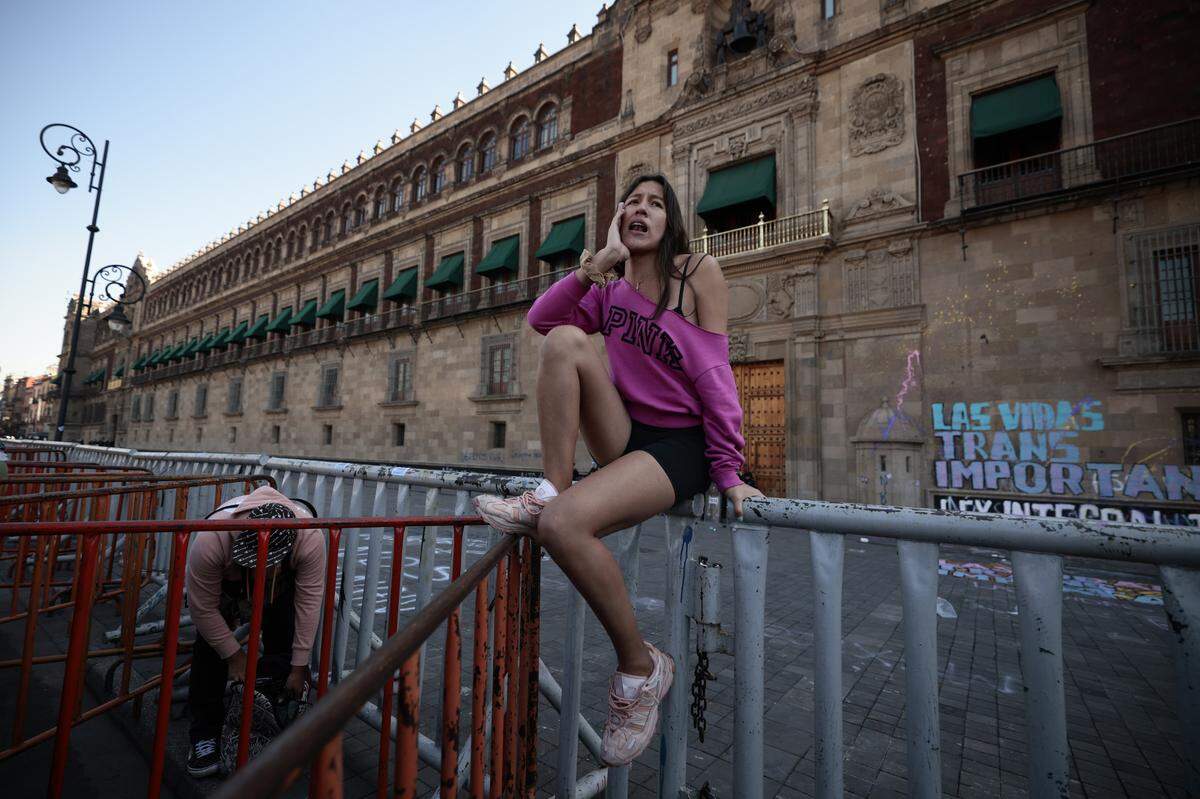 Una activista grita arengas durante una protesta de agrupaciones LGBTI en el Palacio Nacional de México, donde vive y trabaja el presidente Andrés Manuel López Obrador.