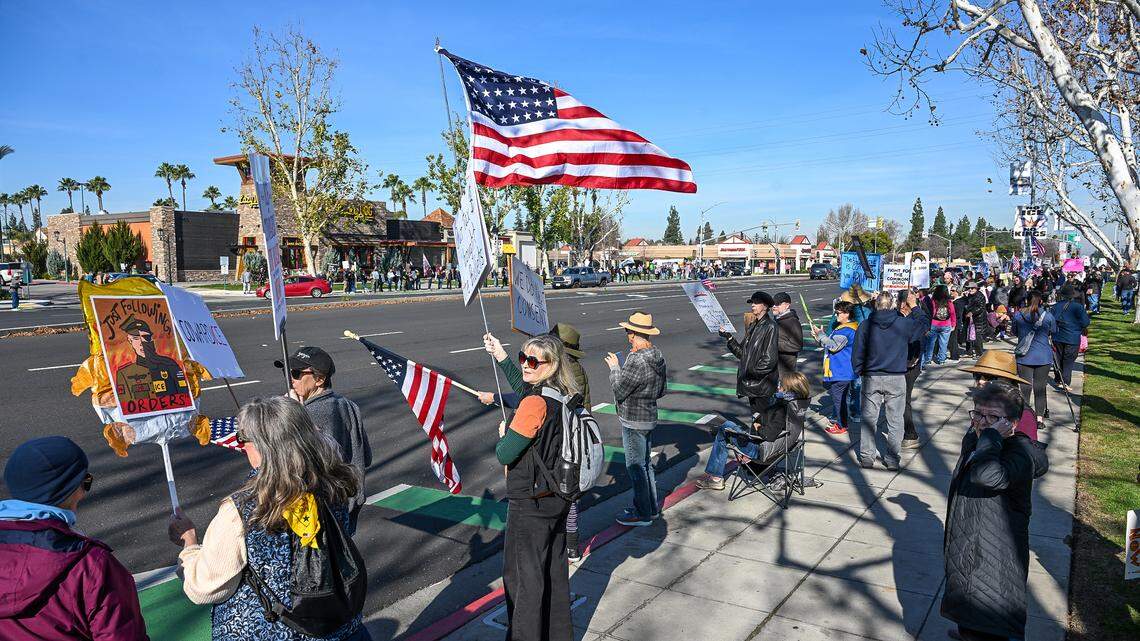 Los manifestantes se alinearon a lo largo de Blackstone Avenue frente al centro comercial River Park el domingo 11 de enero de 2026, sosteniendo pancartas mientras protestaban contra las acciones de ICE y las redadas migratorias, así como por la muerte de Renee Good en Minnesota la semana pasada.