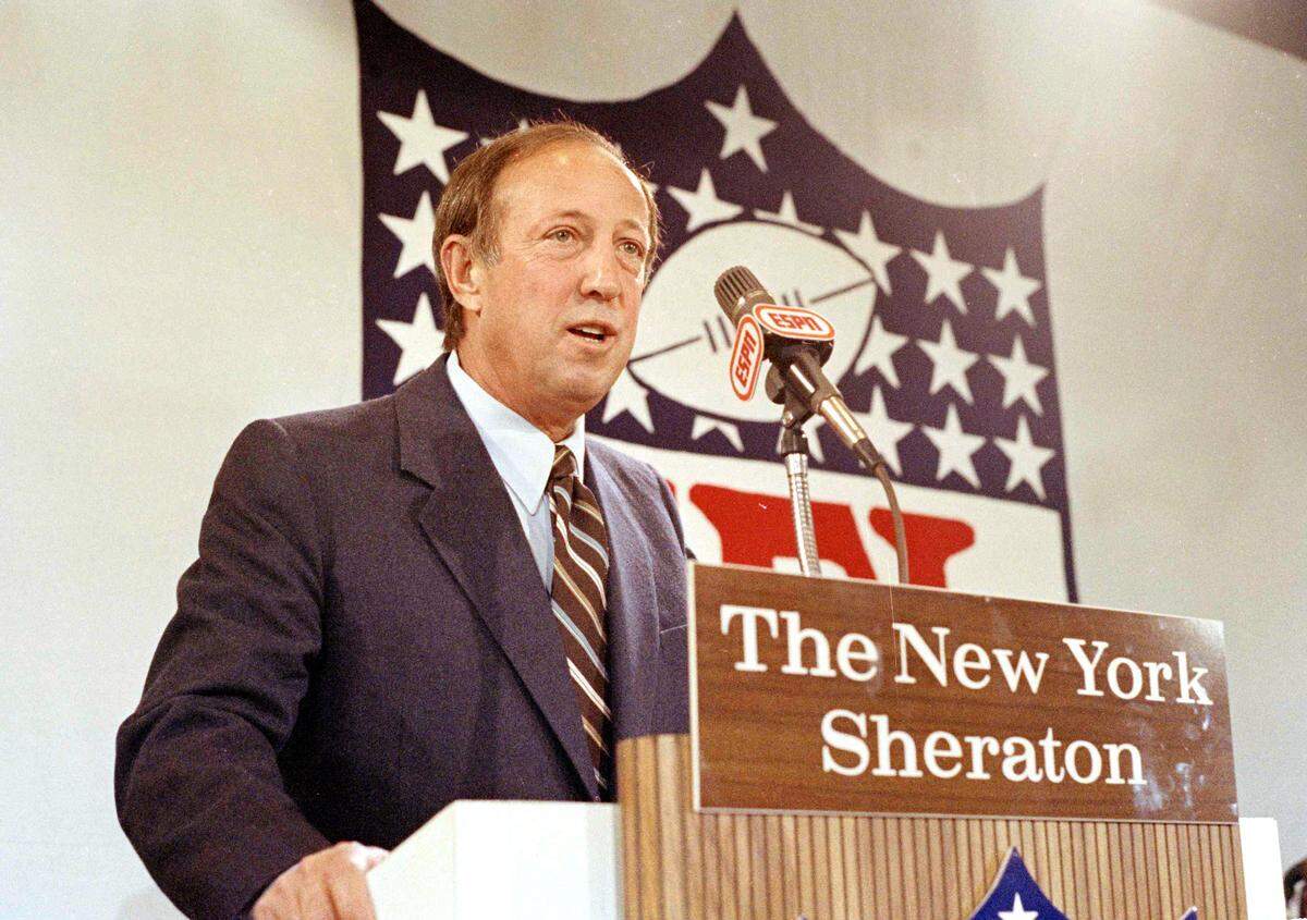 Former NFL commissioner Pete Rozelle speaks at the New York Sheraton Hotel, April 26, 1983.