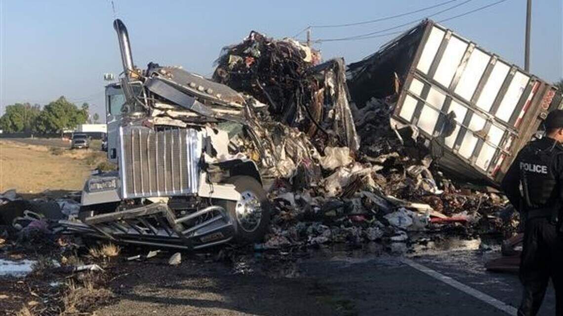 Choque de semirremolques provoca gran derrame de petróleo en carretera del centro de California