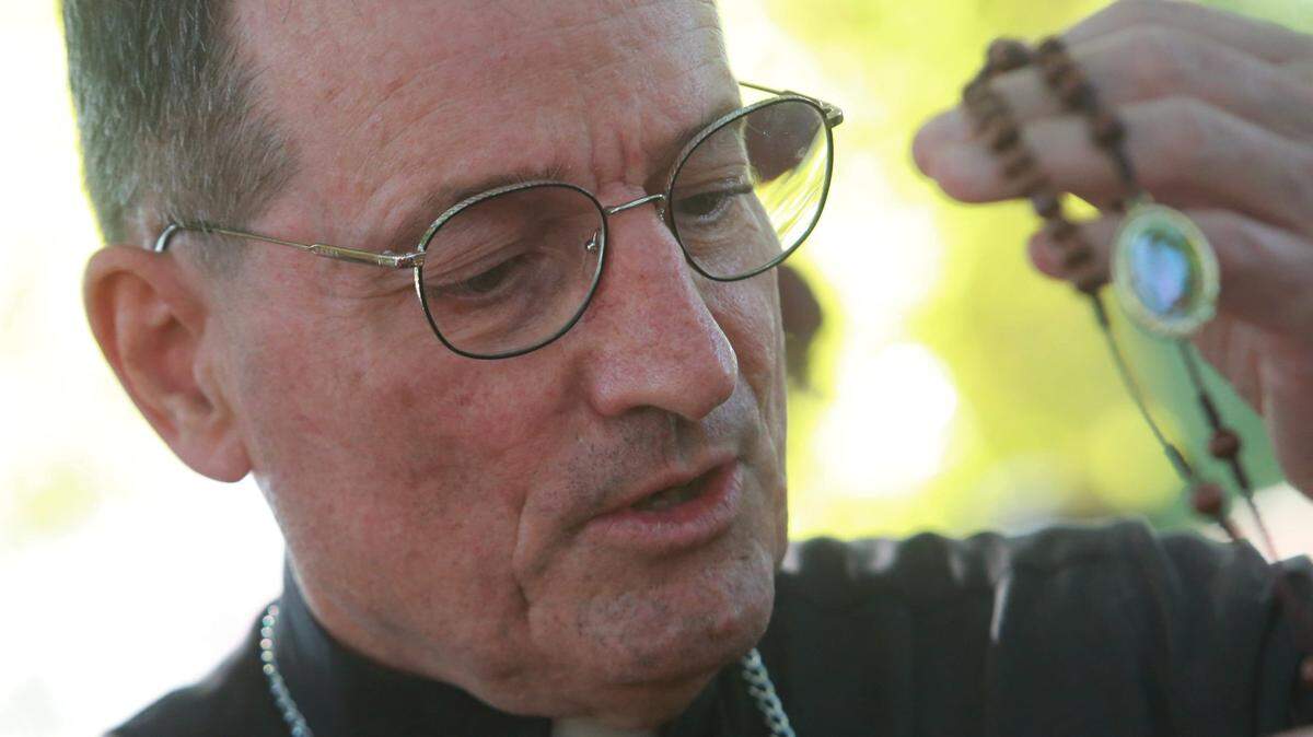 El obispo de la Diócesis de Fresno, Joseph V. Brennan, dio su bendición a los líderes del Sindicato de Trabajadores Agrícolas (UFW) y a los manifestantes que se detuvieron en Fresno el jueves 11 de agosto en su peregrinación hacia Sacramento.