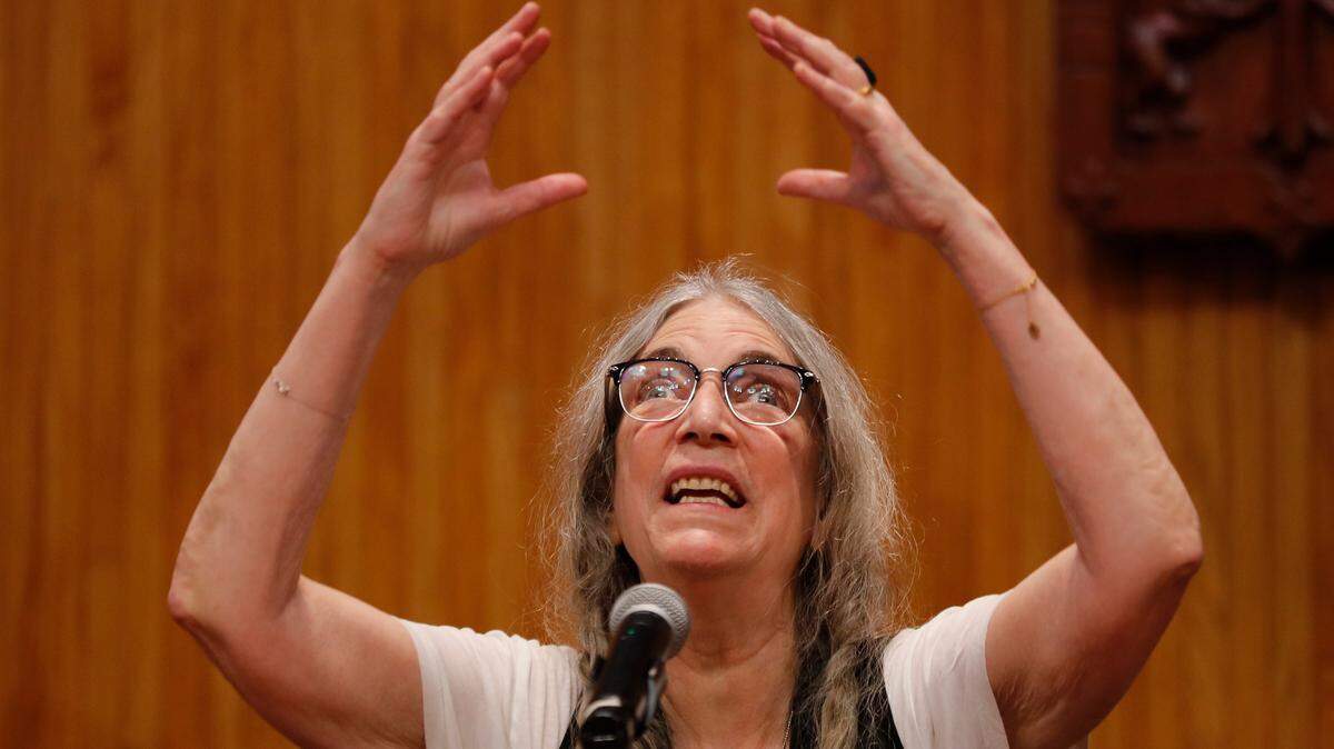 La cantante estadounidense Patti Smith pidió este martes a la juventud en México que se enoje ante las políticas económicas internacionales que han acabado con los recursos naturales y que tienen al mundo en una crisis climática.
